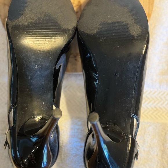 Classic GUESS Black Patent Leather, Peep Toe, Mid Heel Pump Size 8 great shape. - Picture 9 of 10